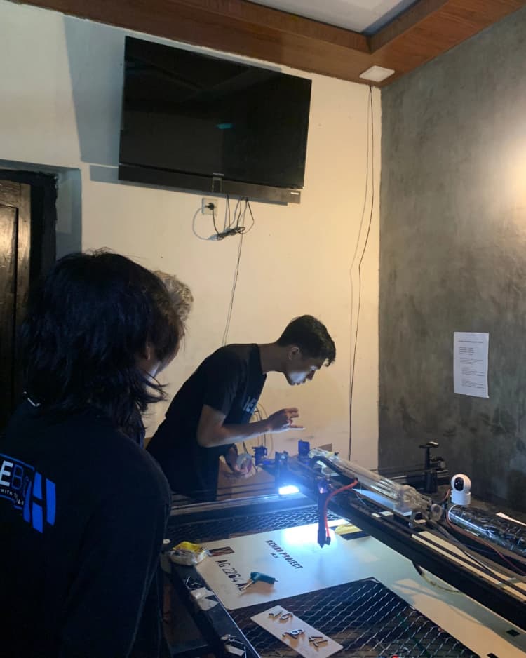 Tim Haebot berdiskusi mengenai proyek CNC